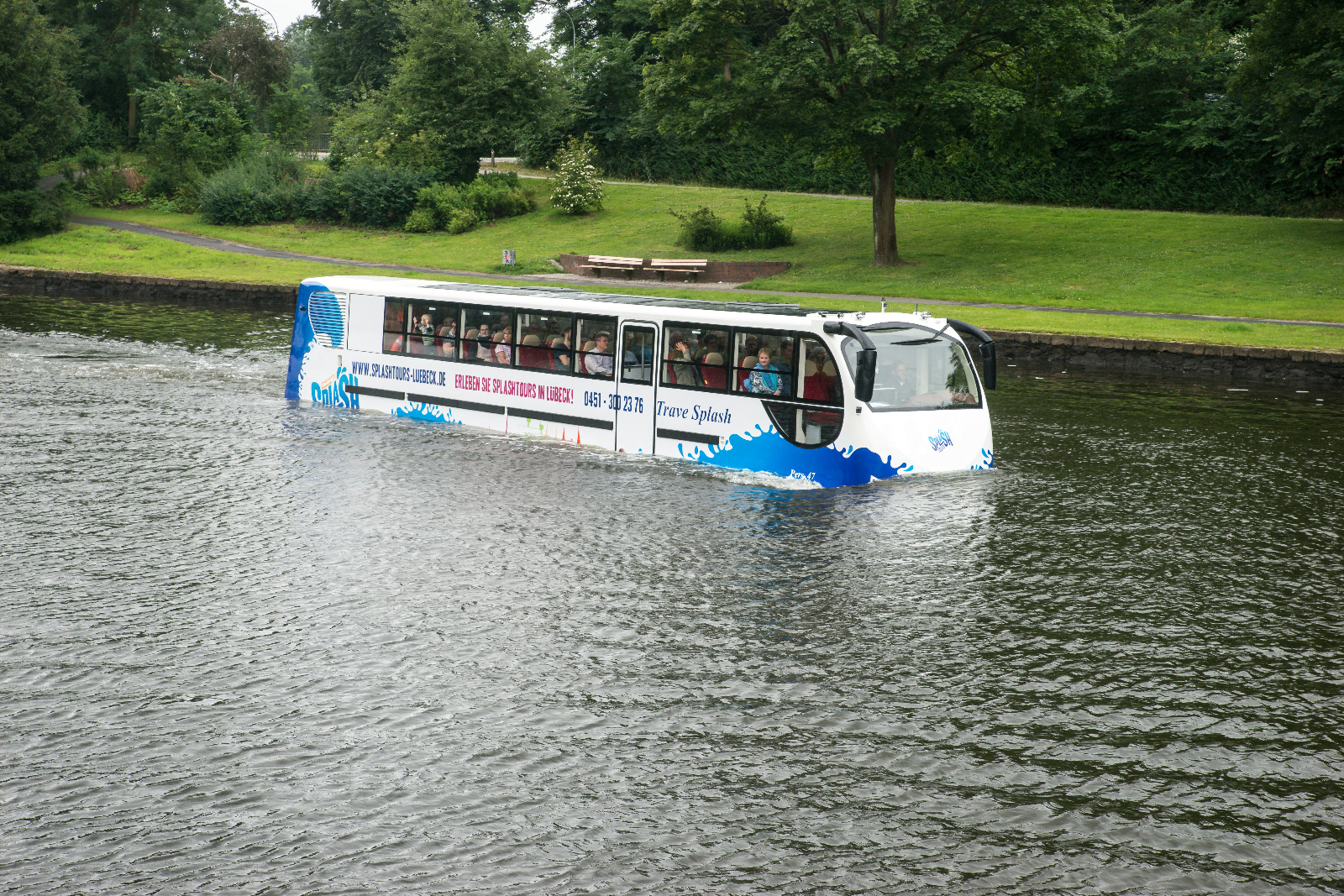 Ein Bus "fährt" in der Trave spazieren